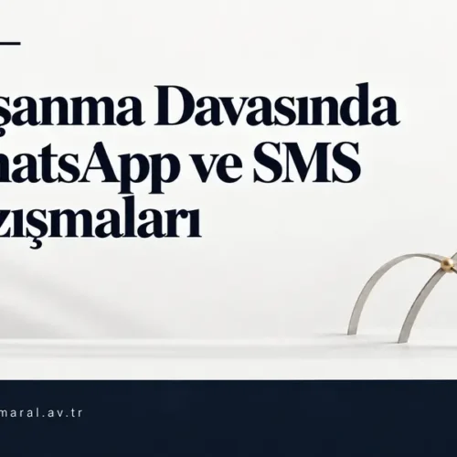 WhatsApp ve SMS yazışmalarına ilişkin başlık, açık zemin üzerinde üç satır halinde ve gümüş yayların solunda okunuyor.