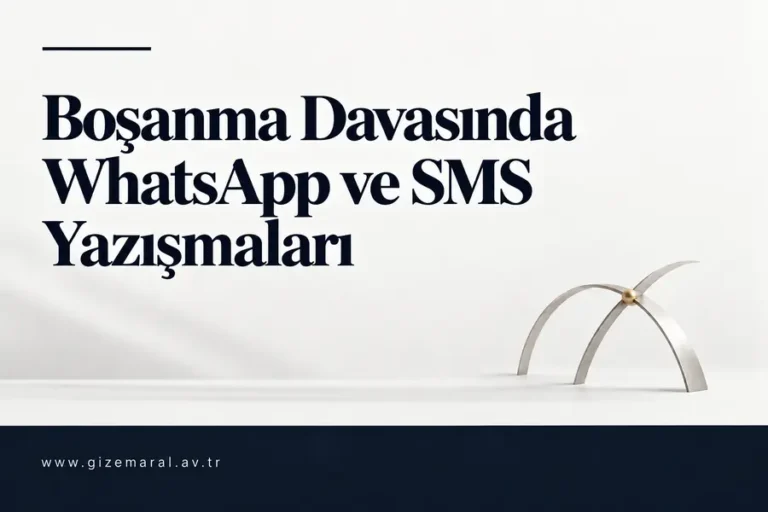 WhatsApp ve SMS yazışmalarına ilişkin başlık, açık zemin üzerinde üç satır halinde ve gümüş yayların solunda okunuyor.