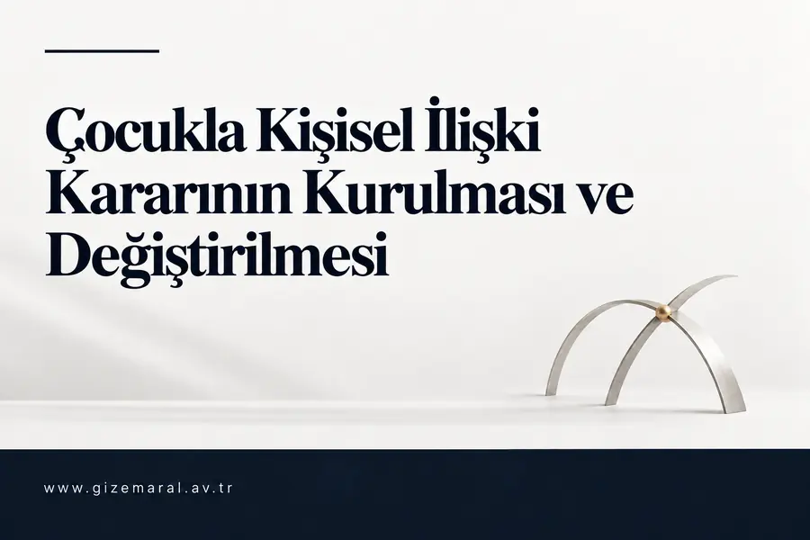 Çocukla kişisel ilişki kararına ait uzun başlık üç satıra yayılırken, altın bağlantılı iki gümüş yay sağ alt köşede kalıyor.