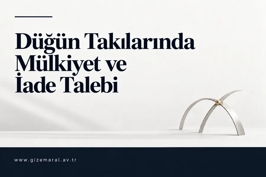 Düğün takılarının mülkiyeti ve iadesi, beyaz zemindeki iri lacivert harflerle belirtilmiş; sağ tarafta altın düğümlü gümüş yaylar görülüyor.