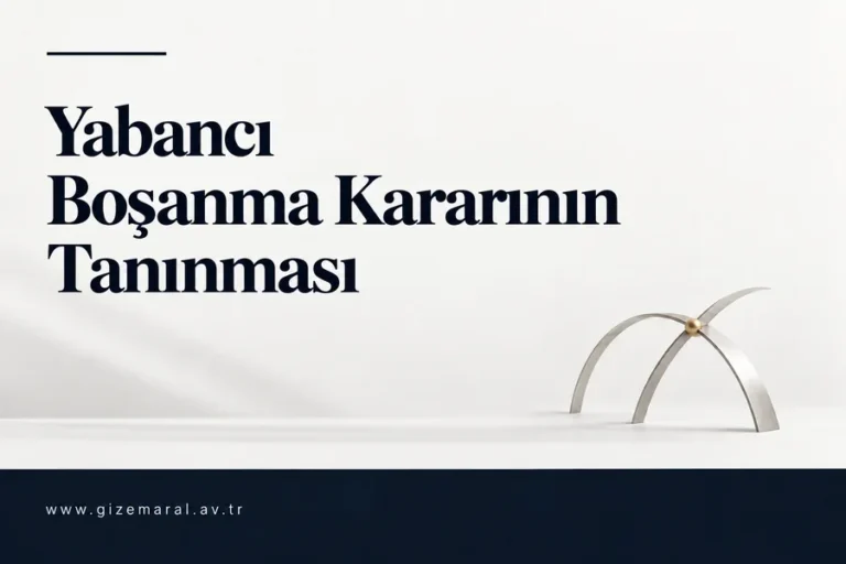 Yabancı boşanma kararının tanınmasına ayrılan lacivert yazı sol üstte, kesişen gümüş kemerler sağ altta bulunuyor.